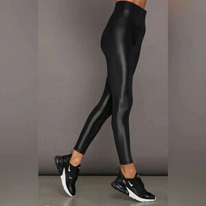 CARBON38 $128 
Legging in Takara Shine XS